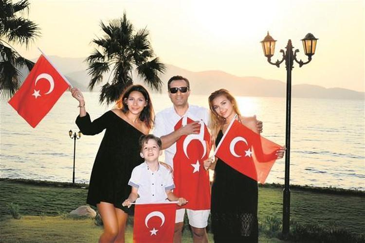 Rafet El Roman kızları topladı