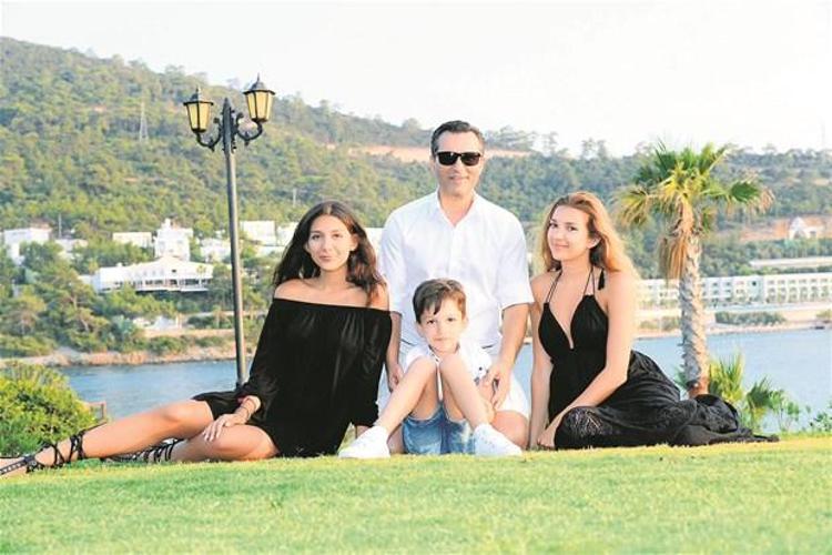 Rafet El Roman kızları topladı