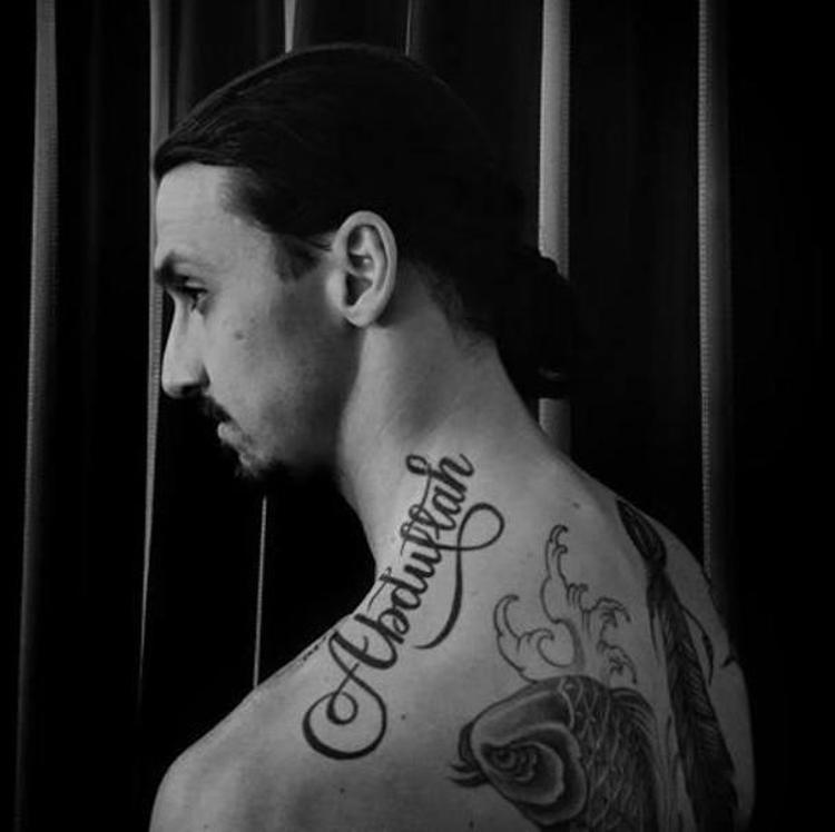 Ibrahimovic, instagram’daki hesabında da dövmelerinin bir kısmının fotoğrafını yayımlamış ve fotoğrafta görünen Abdullah isminin kendisi için büyük önem taşıdığını yazmıştı. İsveç basını ise Abdullah isminin futbolcunun Müslüman olan büyük dedesiyle ilgili olabileceği tahmininde bulunmuştu.