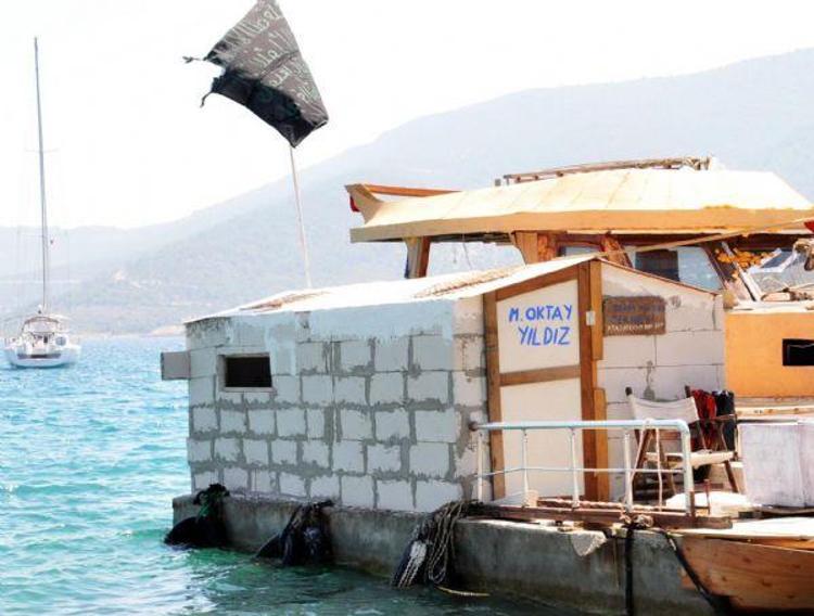 Mavi bayraklı koyda heyecanlandıran bayrak