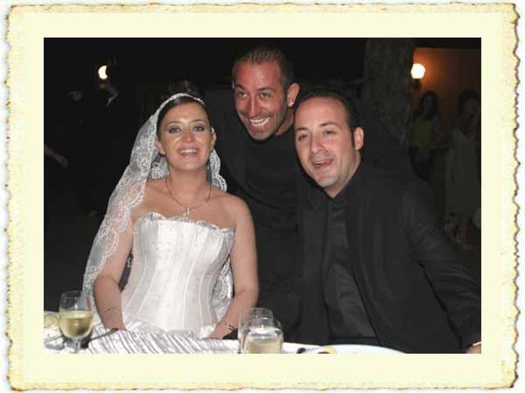 Tolga Çevik ile Özge Yılmazın evlilik resmi