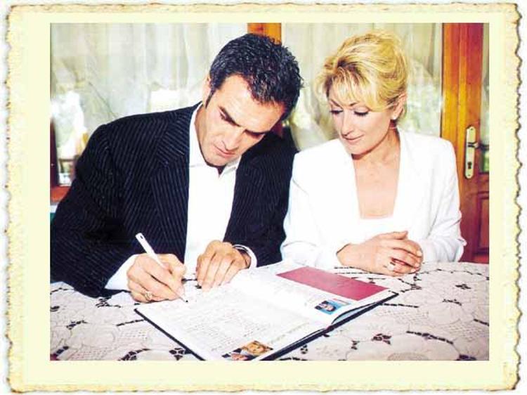Muazzez Ersoy ile İsmet Özhanın evlilik resmi