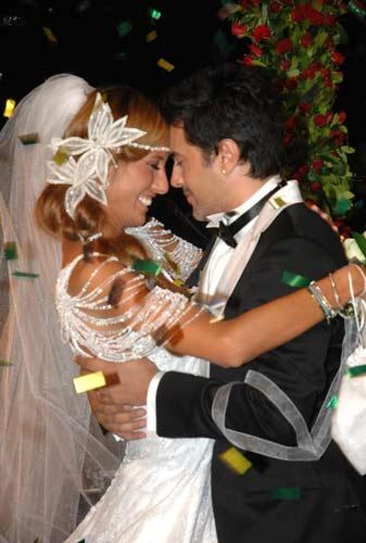 Çağla Şikel ile Emre Altuğun evlilik resmi