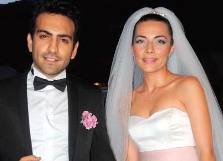 Buğra Gülsoy ile Burcu Karanın evlilik resmi
