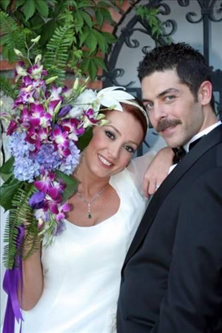 Dolunay Soysert ile Sinan Tuzcuoğlunun evlilik resmi
