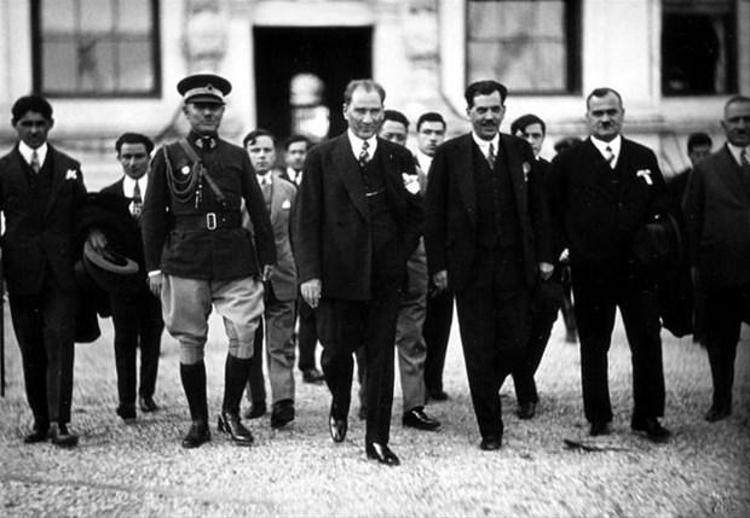 Fotoğraflarla Atatürk