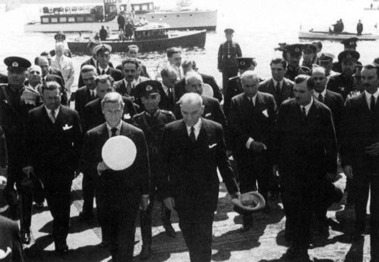 Fotoğraflarla Atatürk