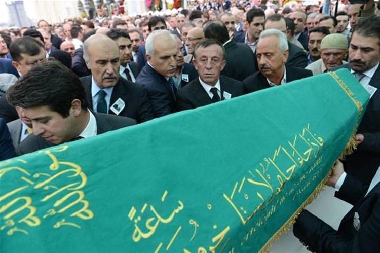 Ağaoğlu babasını son yolculuğuna uğurladı