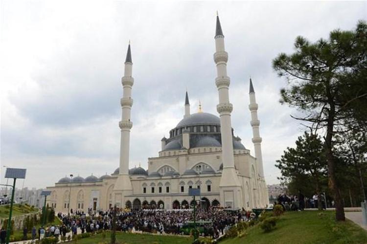 Ağaoğlu babasını son yolculuğuna uğurladı