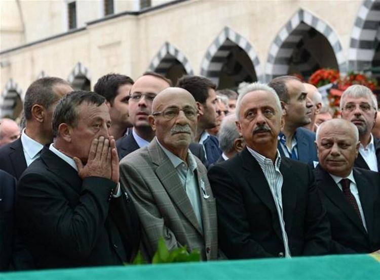 Ağaoğlu babasını son yolculuğuna uğurladı