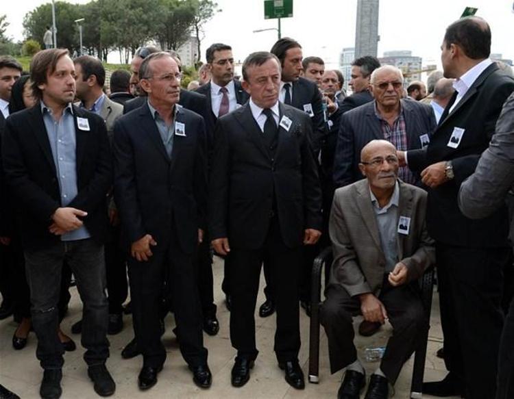 Ağaoğlu babasını son yolculuğuna uğurladı