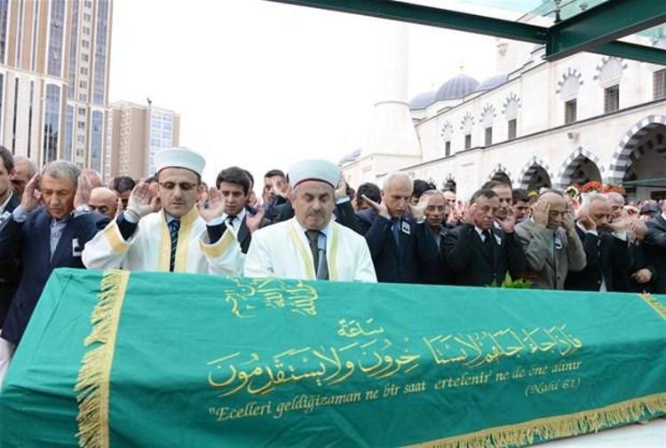 Ağaoğlu babasını son yolculuğuna uğurladı