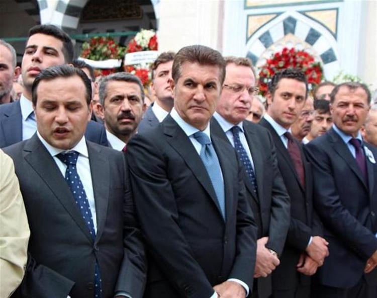 Ağaoğlu babasını son yolculuğuna uğurladı