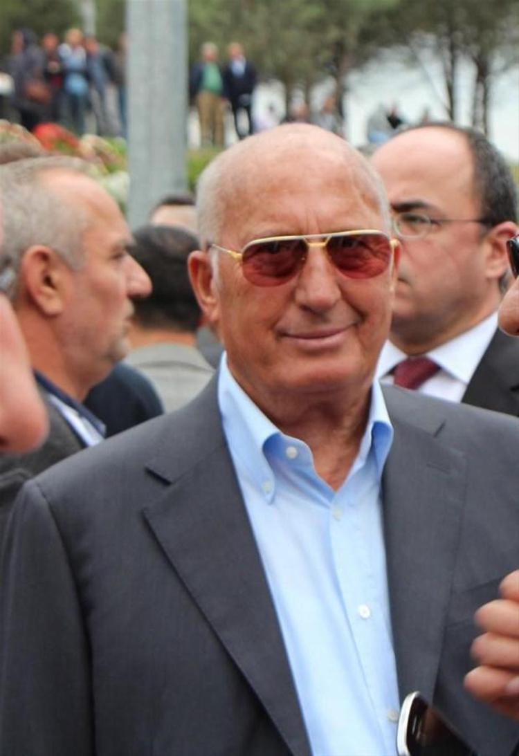 Ağaoğlu babasını son yolculuğuna uğurladı
