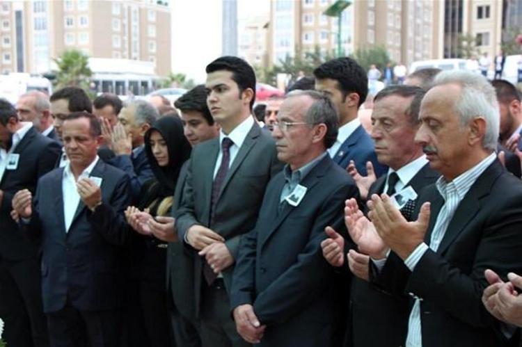 Ağaoğlu babasını son yolculuğuna uğurladı