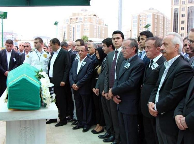 Ağaoğlu babasını son yolculuğuna uğurladı