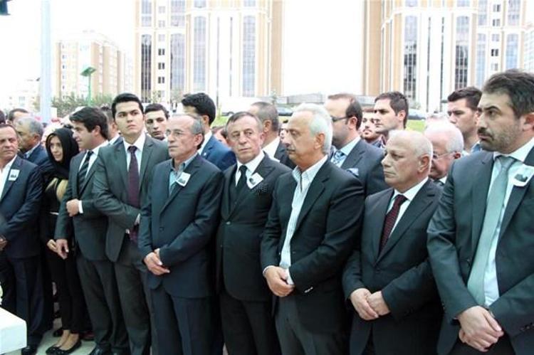 Ağaoğlu babasını son yolculuğuna uğurladı