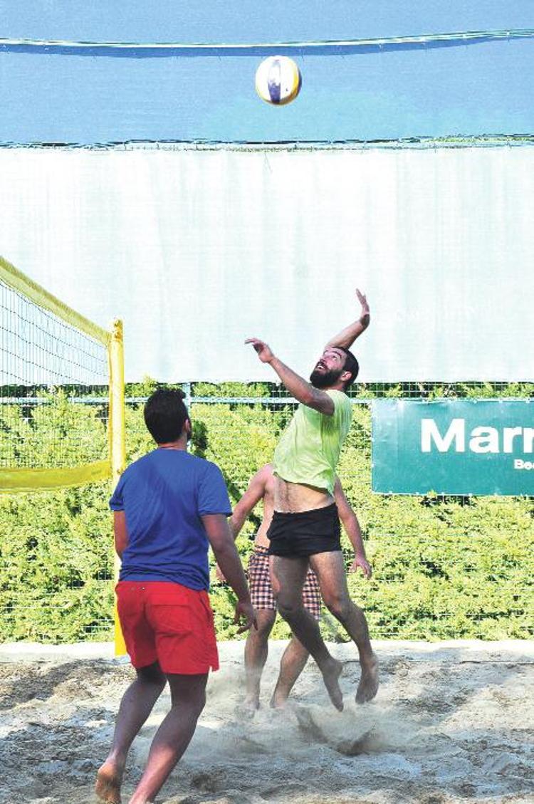 Voleybol oynadı