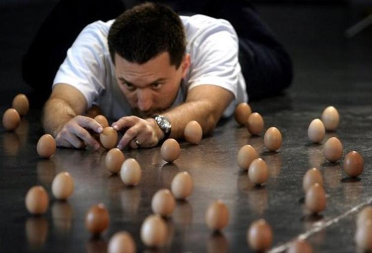Brian Spotts tam 439 yumurtayı dengede tutuyor.