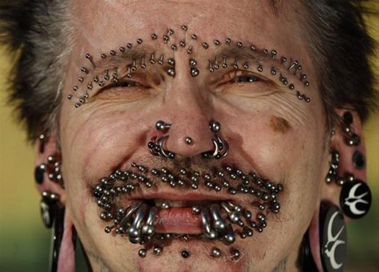Rolf Bucholz: Dünyanın en delik adamı Tam 453 piercing´i var...