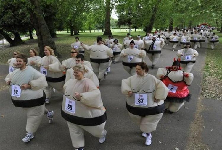 Londra´da Sumo kıyafetleriyle 5 kilometre koşu yapan en kalabalık grup.
