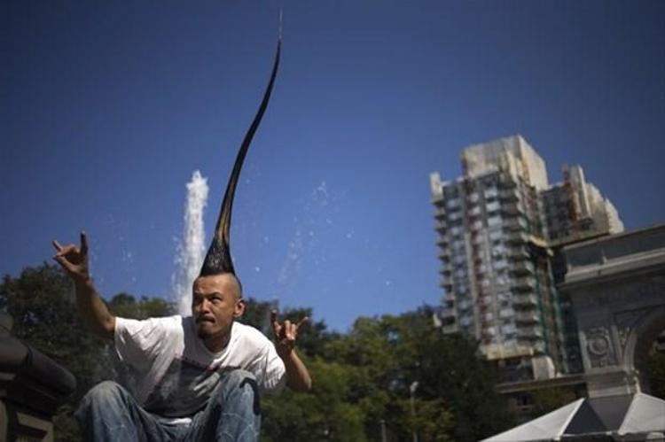 En uzun mohavk saçı ile Kazuhiro Watanabe. Yaklaşık 1 metre uzunluğundaki saçlarıyla