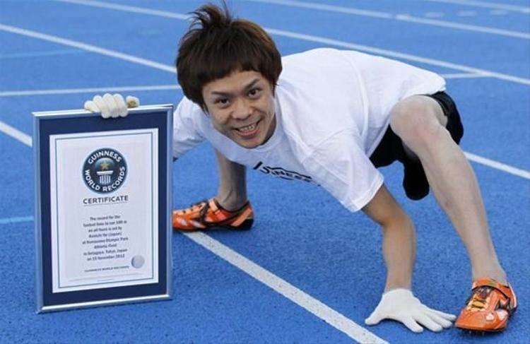 1 Kenichi Ito 4 ´ayak´ üstünde en hızlı adam. 100 metreyi 17.47´de koşuyor