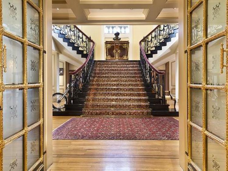 360 derece Manhattan manzaralı The Pierre Hotelin 41.42 ve 43.üncü katlarından oluşan tripleks penthouse : 125 Milyon dolar