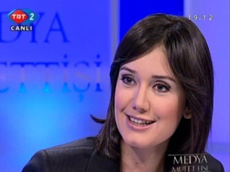 Eski TRT spikeri başörtüsü taktı