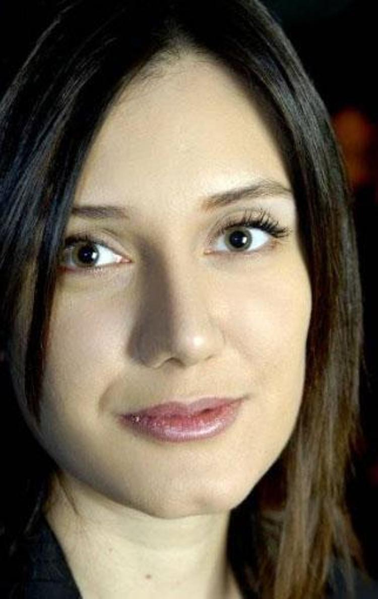 Eski TRT spikeri başörtüsü taktı