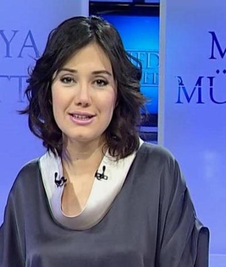 Eski TRT spikeri başörtüsü taktı