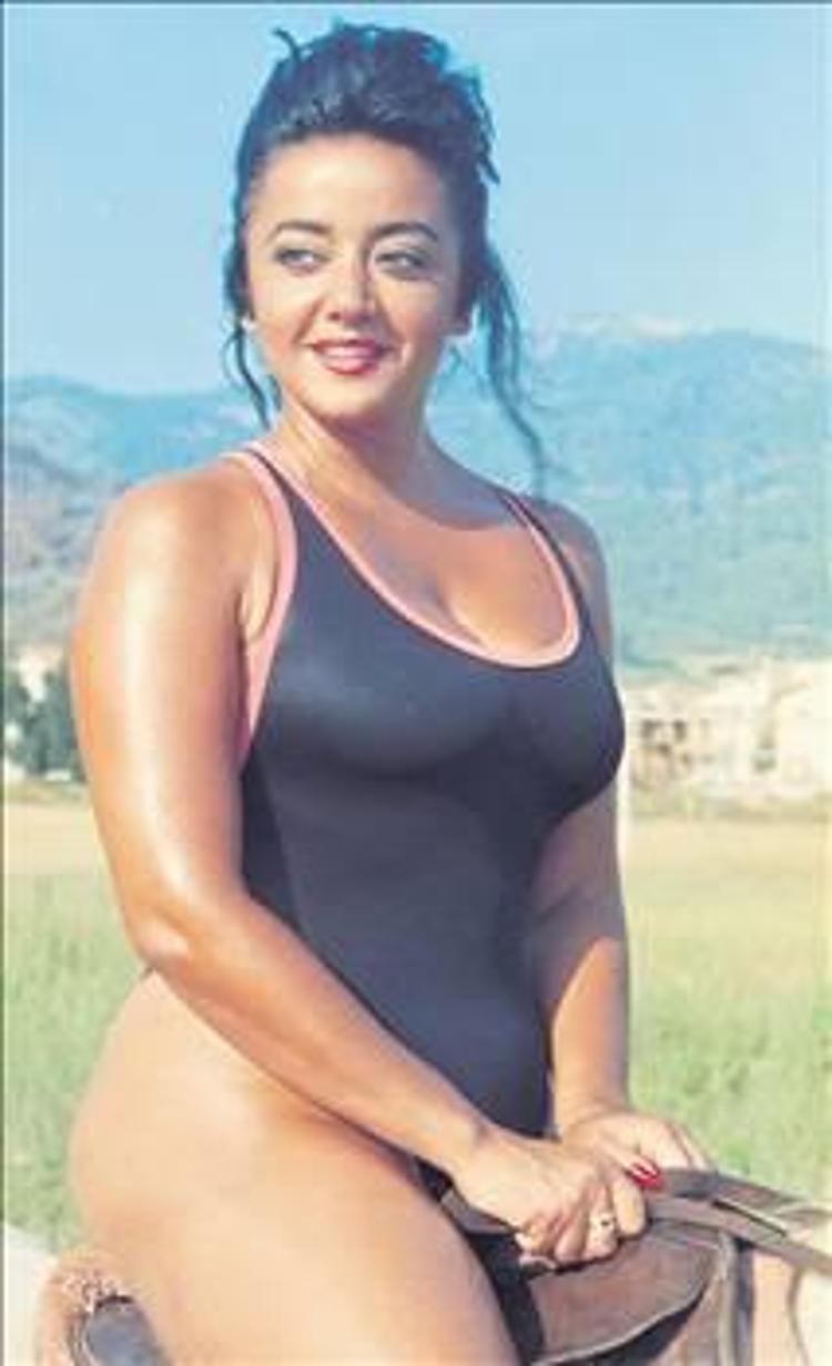 Oya Aydoğanın gençlik pozları