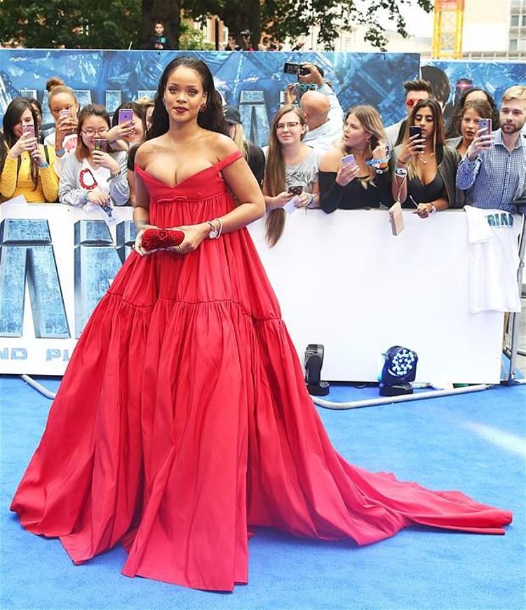Rihanna Valerian galasında kıpkırmızı