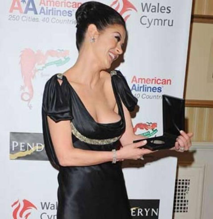 Catherine Zeta-Jones kırmızı halıda