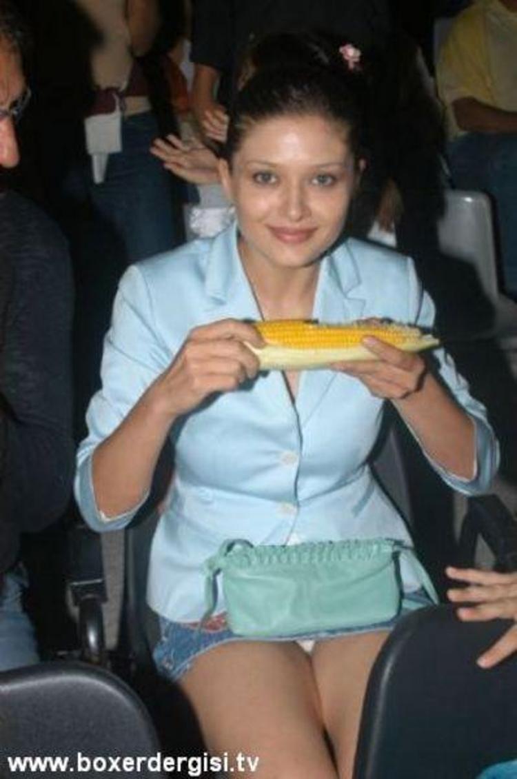 Nurgül Yeşilçay frikik veriyor