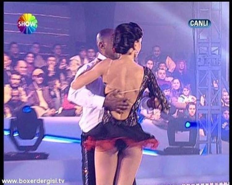 Zeynep Tokuş Buzda Dans adlı yarışmada frikik veriyor