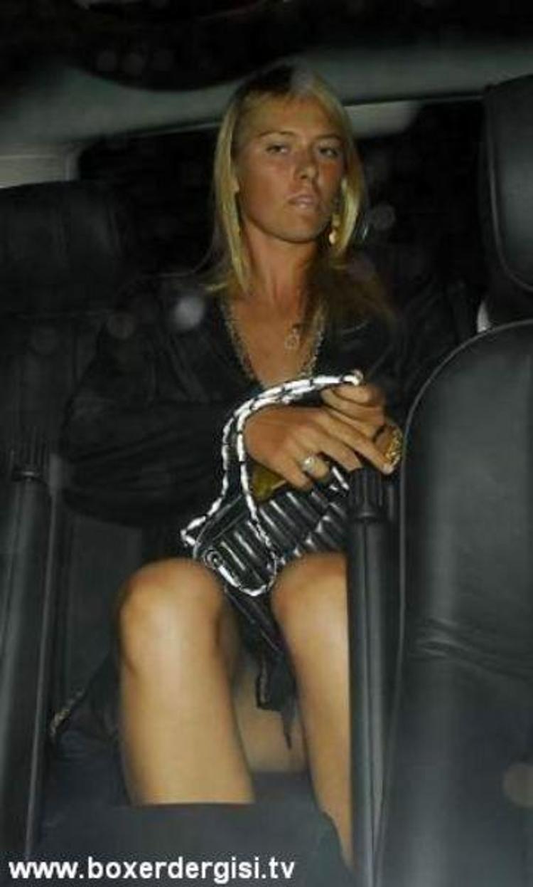 Maria Sharapova gece gezmesinde frikik veriyor
