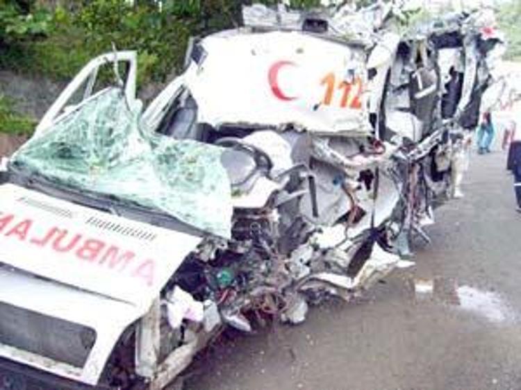 Kazada yaralanır, ambulans gelir, kaza yapar ve ölür