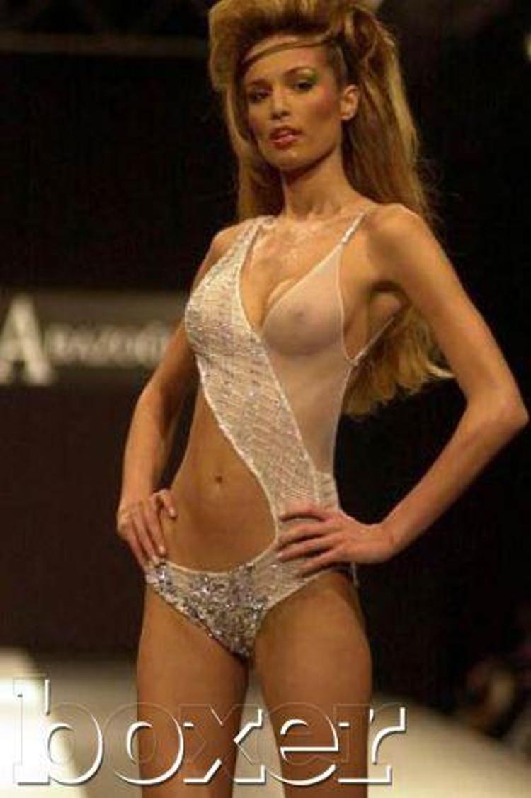 Güzide Duran frikik fotoğrafı... Güzide Duran transparan defilede bu resim çekiliyor