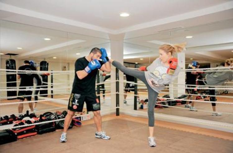 BURCU ESMERSOY KENDİNİ NASIL TANIMLIYOR BİZE