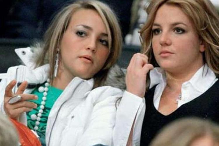 Şarkıcı Britney Spears, artık müziğinden ziyade yarattığı sansasyonlarla basının ve tüm dünyanın ilgisini üzerine topluyor. 27 yaşında, iki çocuk sahibi şarkıcının kız kardeşi ise, son dönemlerde medyatiklik konusunda ablasından geri kalmıyor. Henüz 17 yaşında olan kardeş Jamie Lynn, haziran ayında sevgilisinden bir kız çocuğu dünyaya getirdi.