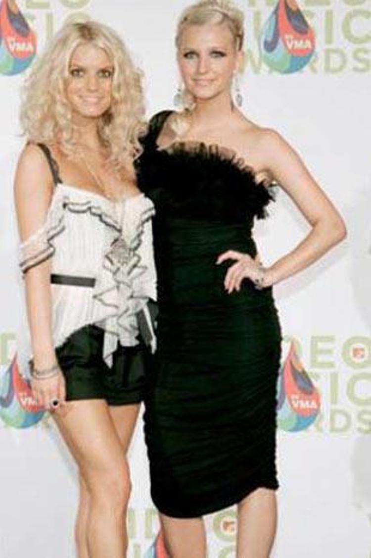 Amerikalı kız kardeşler Ashlee ve Jessica Simpson, müzik sektörüne kendini adamış kardeşlerden. 28 yaşındaki Jessica Simpson müziği kadar seksiliğiyle dikkatleri çekerken, onun yolundan giden dört yaş küçük kız kardeşi Ashlee Simpson da, müzikle birlikte oyunculukta da iddialı.
