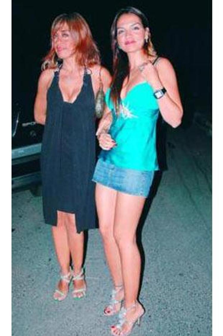 Ebru ve Deniz Akel özel hayatlarında da çok iyi anlaşan iki kardeş.
