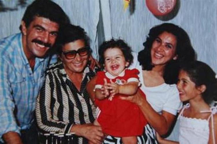 Bu fotoğraftaki iki kız kardeş Yeşilçamın ünlü bir ailesine mensup.