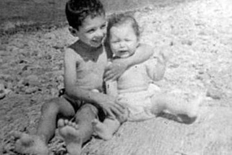 Bu fotoğraftaki iki kardeşin ikisi de ünlü oldu.