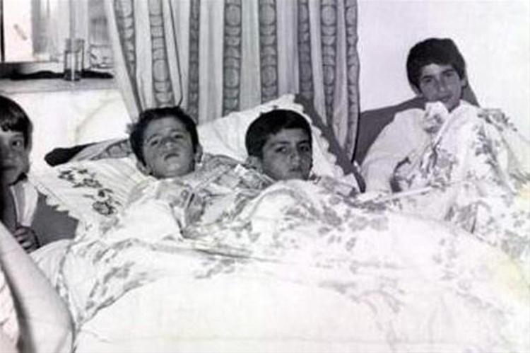 Bu sünnet yatağındaki üç erkek kardeş de bugün Türkiyenin ünlülerinden. Kim mi onlar...