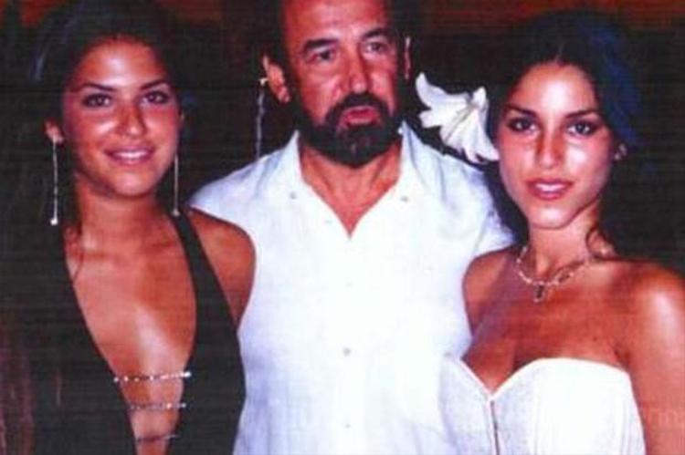 Ünal kızları Yağmur ve Irmak ile birlikte.