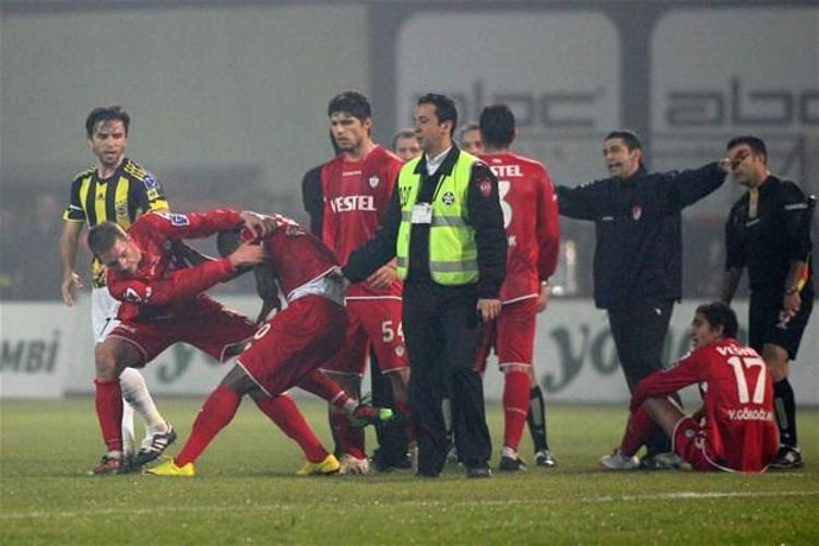 Maç bitiminde kırmızı kart gören Isaac’in Kamil Abitoğlu’na ağır bir küfür ettiği ortaya çıktı..Bitiş düdüğü ile birlikte Abitoğlu’nun üzerine yürüyen ve 5 yıldır Türkiye’de bulunan Nijeryalı, Türkçe “Ananı s....m” deyince direkt kırmızı kart gördü..