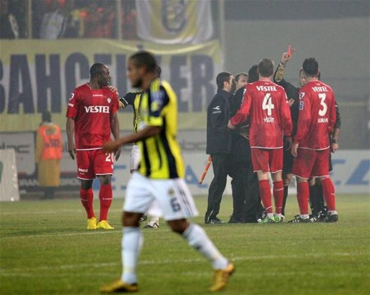 3 maç ceza alacak olan Isaac, “Hakemden böyle bir kötü yönetim beklemiyordum. Ben de doğal olarak itiraz ettim. Kesinlikle küfür olayı olmadı. F.Bahçe’nin hakem yardımına hiç ihtiyacı yoktu” dedi.. Abitoğlu, Reha Kapsal’ı da saha dışına attı.