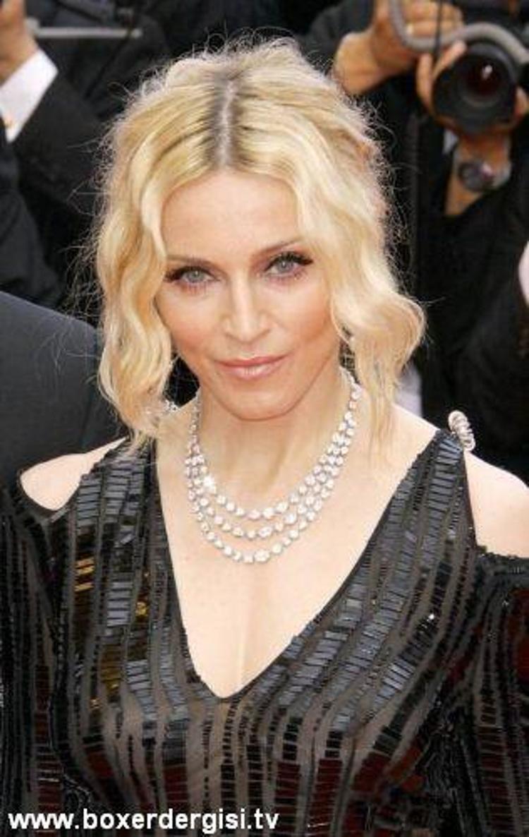 Madonna`nın transparan kıyaffetine daha yakından bakalım